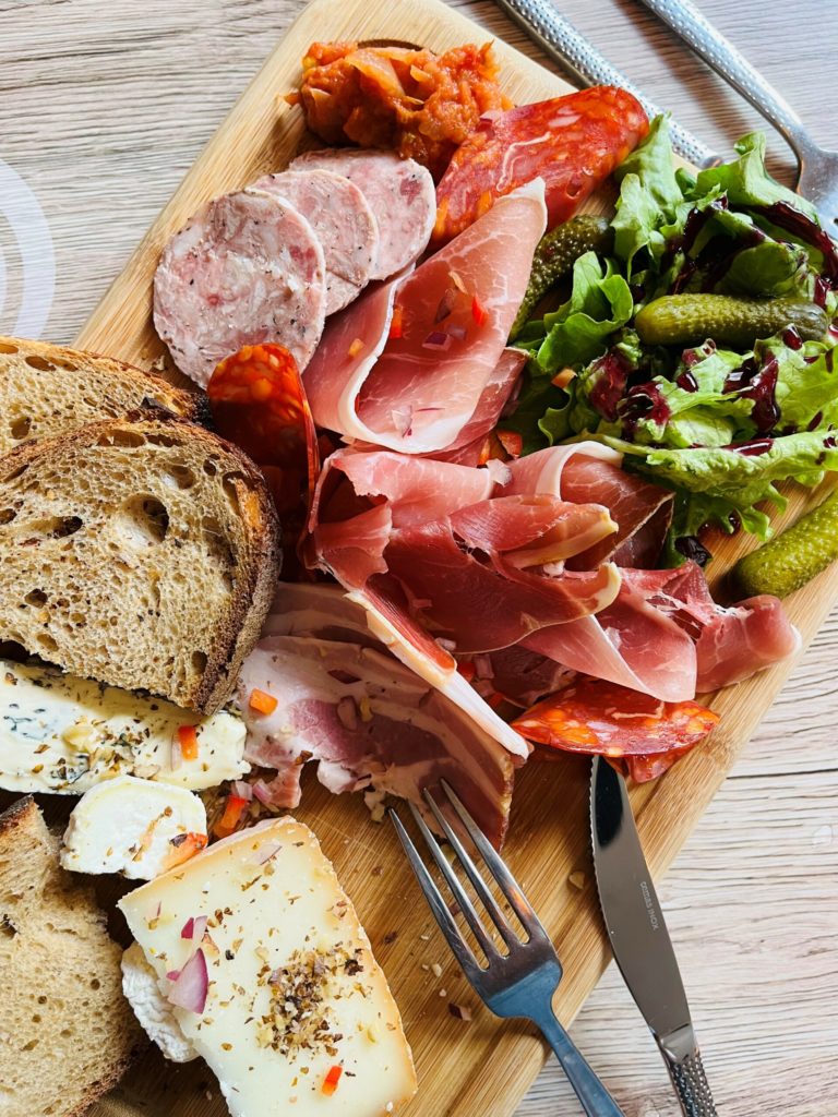 Planches dans un Restaurant convivial à Lannion - The Breizh Shelter